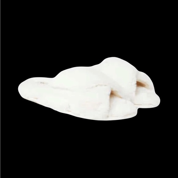 dearfoams Shoes - NWT White Fuzzy Slippers